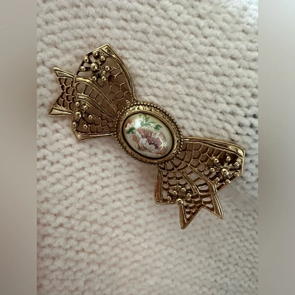 Vintage 1928 Victorian Filigree Gold Tone Bow Pin